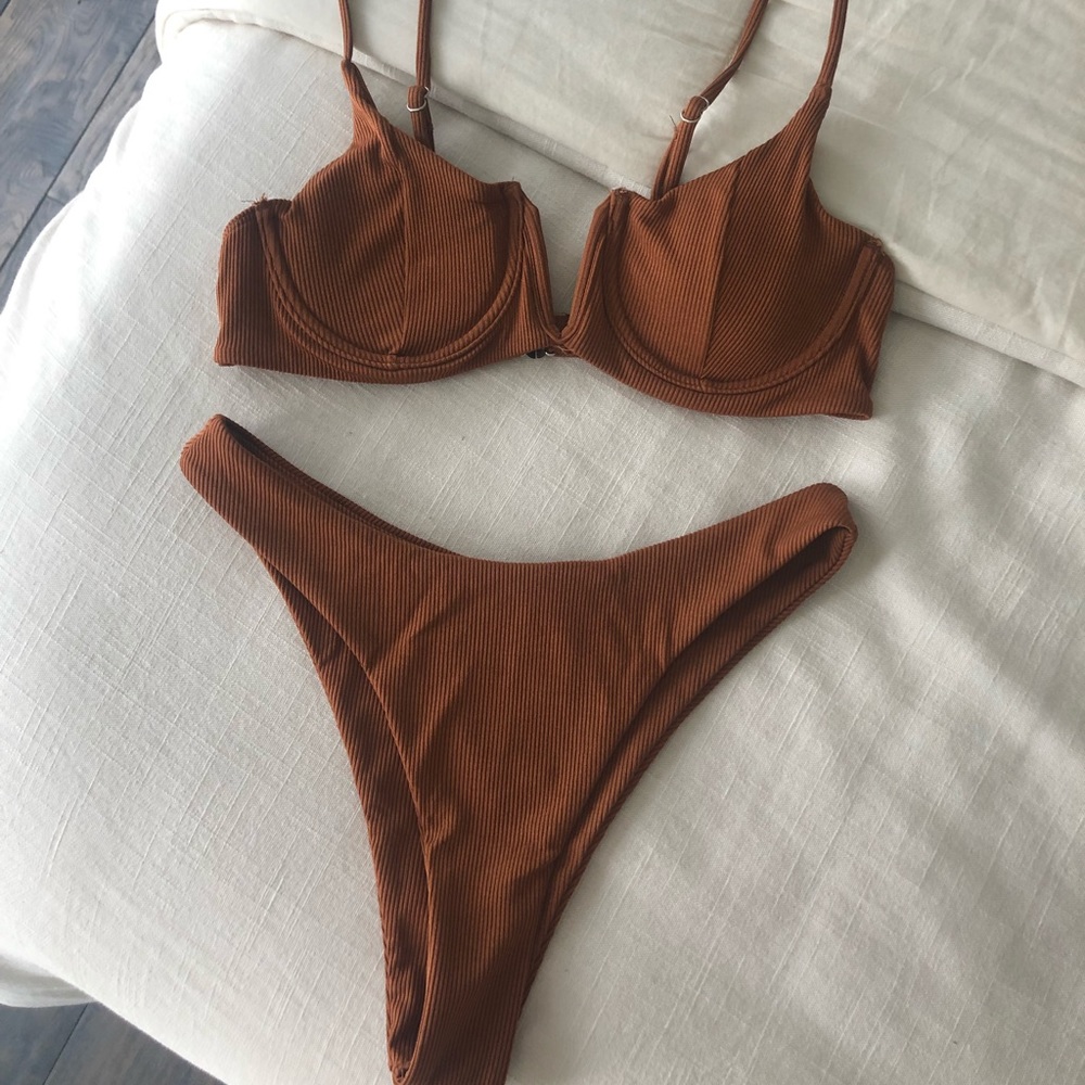 Ribbed cheeky cut bikini